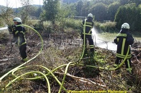 Feuerwehr Plettenberg: FW-PL: OT-Oestertal. Rund 50 Quadratmeter Grünland brannten. Brand war schnell unter Kontrolle.