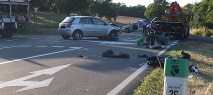 Polizei Düren: POL-DN: Motorradfahrer und Sozia bei Verkehrsunfall erheblich verletzt