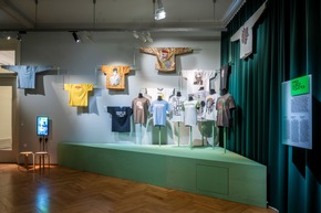 Neue Ausstellung im Textilmuseum St.Gallen eröffnet / Mode sammeln. Von T-Shirts bis Haute Couture / 24.10.25 - 25.05.26