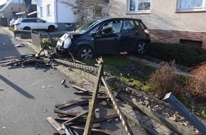 Kreispolizeibehörde Herford: POL-HF: Verkehrsunfall mit hohem Sachschaden - PKW landet im Vorgarten
