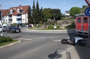 Polizei Rheinisch-Bergischer Kreis: POL-RBK: Overath - Motorrad-Fahrer im Kreisverkehr übersehen