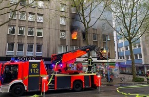 Feuerwehr Mülheim an der Ruhr: FW-MH: Wohnungsbrand in der Mülheimer Innenstadt. 31 Personen durch Feuerwehr gerettet.