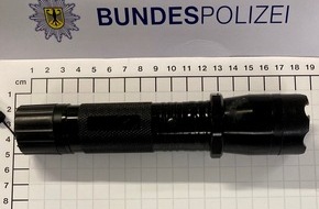 Bundespolizeidirektion Sankt Augustin: BPOL NRW: Bundespolizei stellt getarnte Waffe sicher