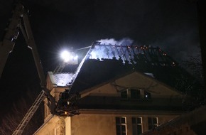Feuerwehr Dortmund: FW-DO: 29.12.2021 - Feuer in Mengede Dachstuhlbrand in altem Amtshaus