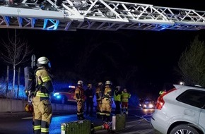Feuerwehr Herdecke: FW-EN: Zimmerbrand im Bergweg - Heimrauchmelder alarmiert 82- jährige Bewohnerin im Schlaf - Bewohnerin unverletzt - Wohnung unbewohnbar