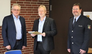 Kreispolizeibehörde Höxter: POL-HX: Verkehrssicherheitsberater Wolfgang Steinwachs in den Ruhestand verabschiedet