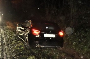 Kreispolizeibehörde Höxter: POL-HX: Pkw verhindert einen Zusammenstoß mit anderem Fahrzeug und landet im Graben