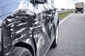 Landespolizeiinspektion Erfurt: LPI-EF: LKW verursacht schweren Unfall bei &Uuml;berholvorgang in Erfurt