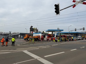 FW Weinheim: Schr&auml;ger Ampelmast f&uuml;hrt zu Einsatz an Stra&szlig;enbahntrasse