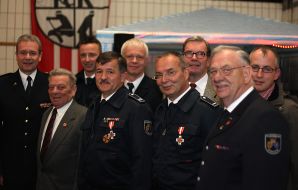 Feuerwehr Essen: FW-E: Ehrungen bei der Feuerwehr für langjähriges Engagement im Ehrenamt, Verleihung von Feuerwehr-Ehrenzeichen