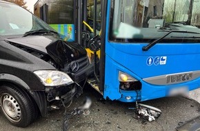 Kreispolizeibehörde Herford: POL-HF: Verkehrsunfall - Vier Personen verletzt