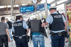 Bundespolizeiinspektion Kassel: BPOL-KS: Aggressiver Flaschensammler geht auf Bundespolizisten los
