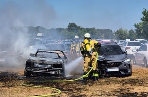 Feuerwehr Xanten: FW Xanten: PKW-Brand auf Parkplatz in Xanten-Wardt