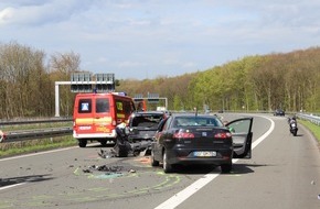 Feuerwehr Dortmund: FW-DO: 15.04.2016 - Dortmund-Süd
Schwerer Verkehrsunfall auf der B 54