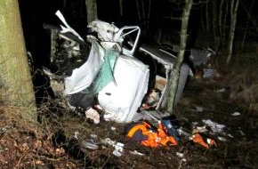 Polizeiinspektion Harburg: POL-WL: Mit Transporter gegen Baum geprallt - Fahrer lebensgefährlich verletzt