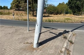 Kreispolizeibeh&ouml;rde Kleve: POL-KLE: Weeze - Laternenmast besch&auml;digt: Polizei sucht Zeugen nach Verkehrsunfallflucht