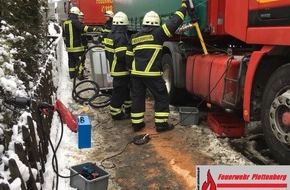 Feuerwehr Plettenberg: FW-PL: OT-Mühlhoff. Dieseltank an LKW nach Verkehrsunfall beschädigt. L561 zwischen Plettenberg und Herscheid voll gesperrt.