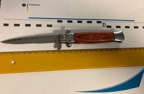 Bundespolizeidirektion Sankt Augustin: BPOL NRW: Bundespolizei hält 16-Jährigen mit Springmesser an - Geringe Menge Drogen sichergestellt