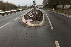 Polizeipräsidium Westpfalz: POL-PPWP: Unfallflucht: Wer hat das Verkehrsschild umgefahren?