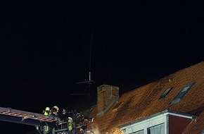 Kreisfeuerwehrverband Plön: FW-PLÖ: Wohnungsbrand in Mönkeberg, personalintensive Brandbekämpfung im Dachbereich