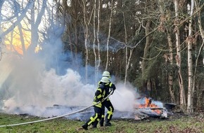 Freiwillige Feuerwehr Gemeinde Schiffdorf: FFW Schiffdorf: Schuppen im Spadener Moor brennt vollständig nieder: knifflige Löschwasserversorgung sorgt für besonderes Vorgehen