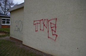 Polizeiinspektion Hameln-Pyrmont/Holzminden: POL-HM: Presseinfo der Polizei Bad Pyrmont - Graffiti-Schmierereien an Grundschule und Küchenstudio