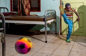 cbm Christoffel-Blindenmission e.V.: Fu&szlig;ball-WM: Vom Traum, Fu&szlig;baller zu werden / Christoffel-Blindenmission schenkt einem Jungen aus Kamerun Augenlicht und neue Perspektiven
