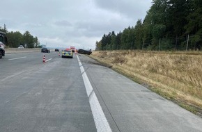 Autobahnpolizeiinspektion: API-TH: Kleintransporter überschlägt sich nach Reifenplatzer mehrfach auf der A 9