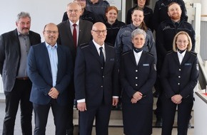 Hauptzollamt Regensburg: HZA-R: Feierliche Eröffnung des Zollamts Oberpfalz - Zweiter Bürgermeister kehrt zu seinem alten Arbeitsplatz zurück