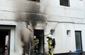 Feuerwehr Bremerhaven: FW Bremerhaven: Mülltonnenbrand droht auf ein Gebäude überzugreifen