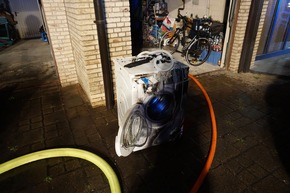 FW Ratingen: - Trocknerbrand - junge Familie durch Rauchwarnmelder geweckt - bebildert