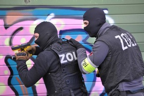 ZOLL-E: Gemeinsam für den Ernstfall
Das Zollfahndungsamt Essen und die Feuerwehr Moers trainieren gemeinsam für den Ernstfall
-	Kooperation zur Gefahrenabwehr - &quot;Train as you fight&quot;