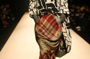 SAT.1: Verona Pooth in Paris: auf dem Laufsteg für Vivienne Westwood und im Atelier bei Karl Lagerfeld / Exklusiv in BLITZ Spezial am kommenden Sonntag / Sendung: Sonntag, 11. März 2007, 18.45 Uhr