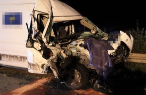 Polizei Bielefeld: POL-BI: Ford Transit kollidiert mit Lkw - A2 gesperrt
