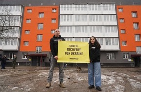 Green Planet Energy eG: Gr&uuml;ner Wiederaufbau: Greenpeace versorgt ukrainischen Wohnblock mit unabh&auml;ngiger W&auml;rme