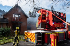 FW-RD: Feuer zerstört Wohnhaus in Nortorf - rund 100 Einsatzkräfte im Einsatz