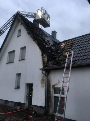 FW Lage: Dachstuhlbrand eines Wohnhauses - 01.01.2017 - 7:53 Uhr