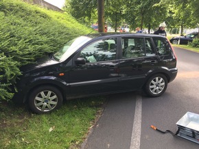 FW-KLE: Verkehrsunfall: Fahrzeuge prallen gegen Baum und Lärmschutzwand / Fahrer werden verletzt