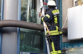 Bundespolizeidirektion Sankt Augustin: BPOL NRW: Jugendliche durch Feuerwehr aus Fahrstuhl befreit: Bundespolizei ermittelt wegen gemeinschädlicher Sachbeschädigung