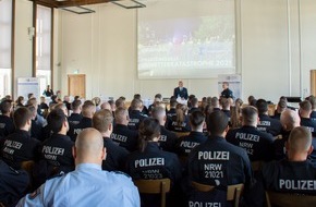 Polizei Wuppertal: POL-W: W/RS/SG - Mitarbeiterinnen und Mitarbeiter des Polizeipräsidiums Wuppertal erhalten Einsatzmedaille "Unwetterkatastrophe 2021"