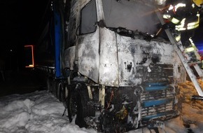 Verkehrsdirektion Koblenz: POL-VDKO: Lkw-Zugmaschine ausgebrannt - Fahrer schwer verletzt
