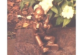 Polizei Düren: POL-DN: 030519 -4- Bronzefigur von Grabstätte entwendet (Foto)