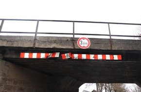 Kreispolizeibehörde Höxter: POL-HX: Mit Lkw unter Brücke festgefahren