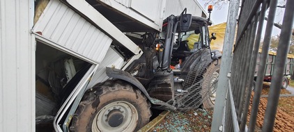 Polizeiinspektion Rotenburg: POL-ROW: ++ Unfall in Sittensen - Mann fährt mit Traktor in Container und wird leicht verletzt ++ Falsche Kennzeichen, keinen Führerschein und ohne Pflichtversicherung: Fahrt von 18-Jährigem gestoppt ++