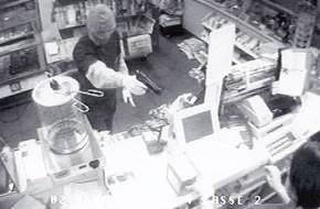 Polizei Rhein-Erft-Kreis: POL-BM: Kerpen-Sindorf Überfall auf Tankstelle - Fotos
