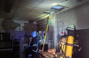 Freiwillige Feuerwehr Bedburg-Hau: FW-KLE: Feuer in einem Gewerbe- und Wohngebäude