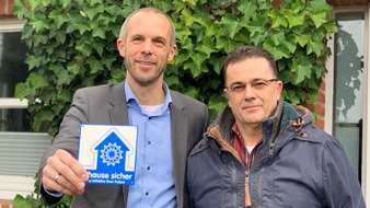 Polizei Wolfsburg: POL-WOB: Kriminalpräventionsexperte überreichte erste Plakette "Zuhause sicher"