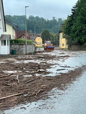 POL-HX: Nächtliche Regenfälle sorgen für Einsätze und Straßensperrungen