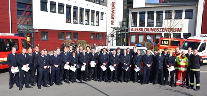 Feuerwehr Dortmund: FW-DO: 13.03.2017 Aus- und Fortbildung
Ernennungsurkundenübergabe an Notfallsanitäter und Rettungsassistenten