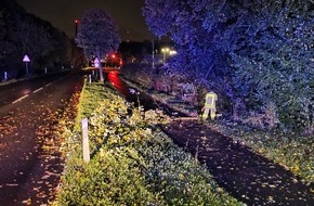 Feuerwehr Grevenbroich: FW Grevenbroich: Stürmisches Wetter beschert Feuerwehr Grevenbroich sechs Einsätze im Stadtgebiet